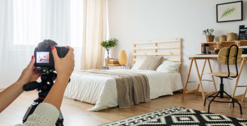 Blogger macht ein Foot von einem modernen Schlafzimmer
